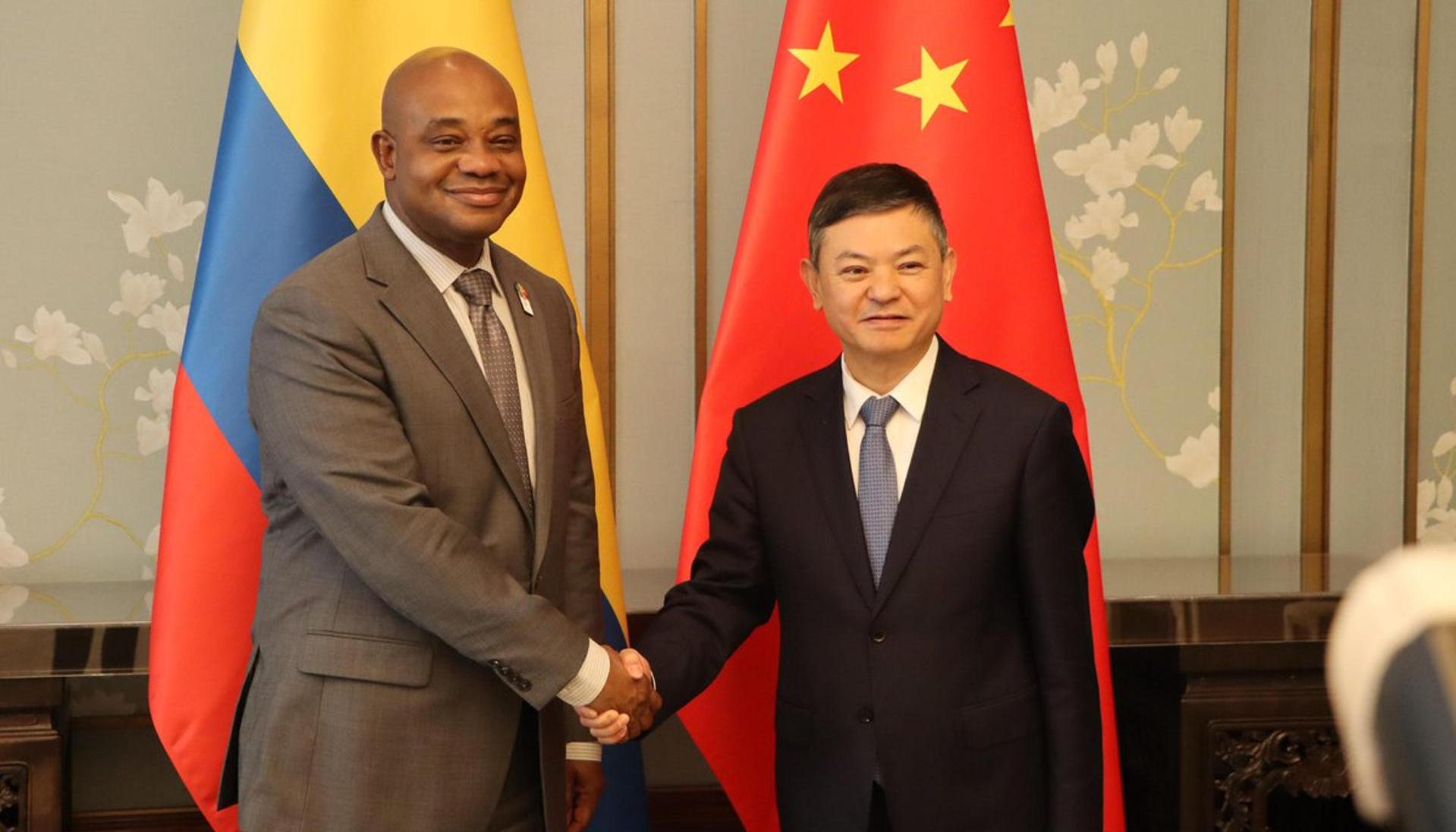 El ministro colombiano de Exteriores, Luis Gilberto Murillo, durante el encuentro mantenido con el ministro de Ambiente y Ecología de China, Huang Runqiu en Pekín.