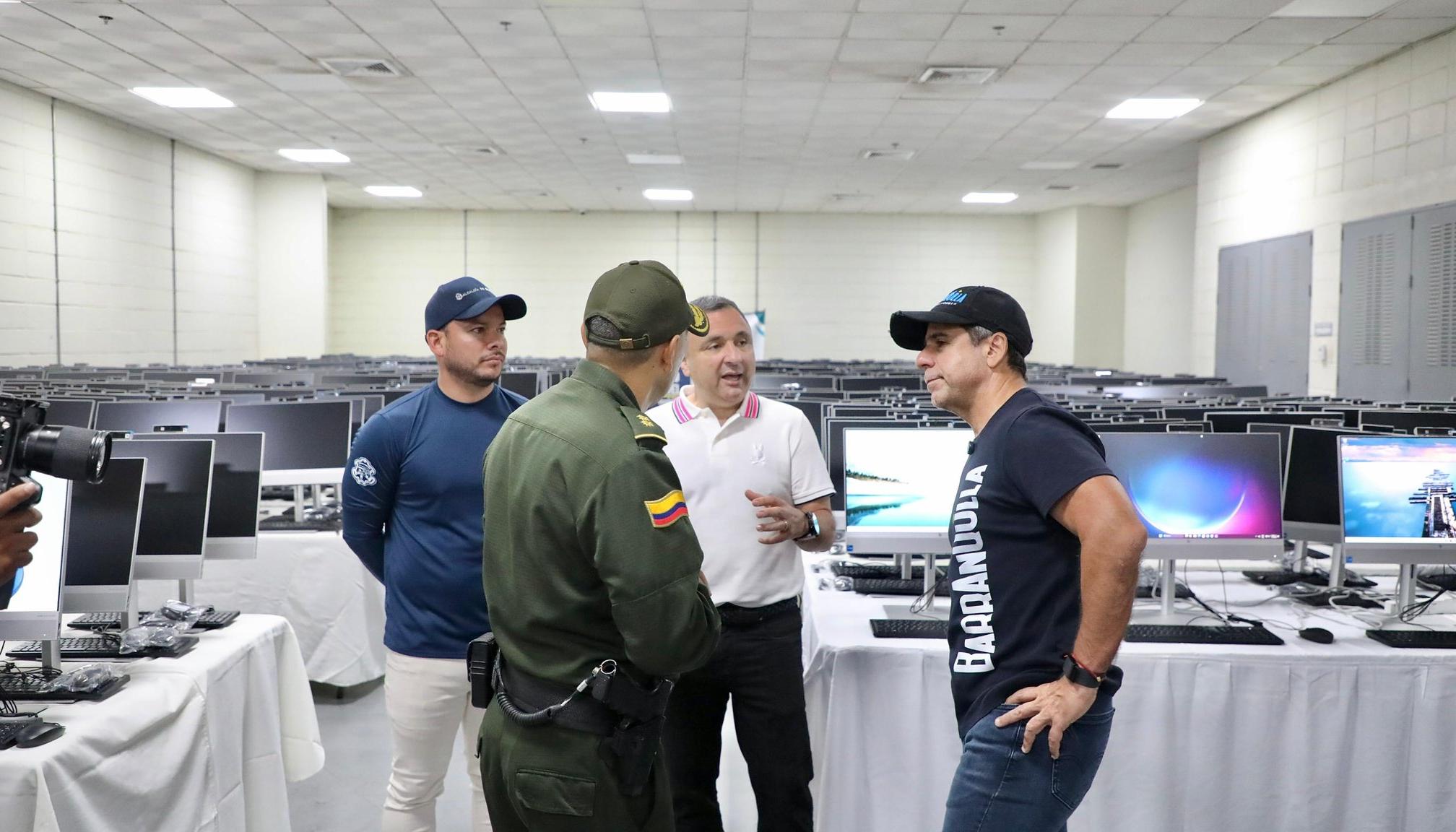 El Alcalde de Barranquilla, Alex Char, entregando los computadores.