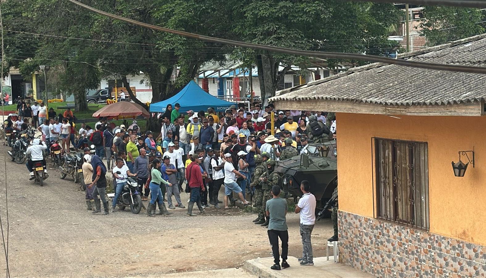 Comunidad de El Plateado impidiendo paso de tanques del Ejército.