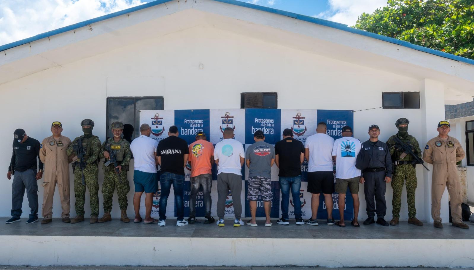 Los capturados junto con los autoridades.