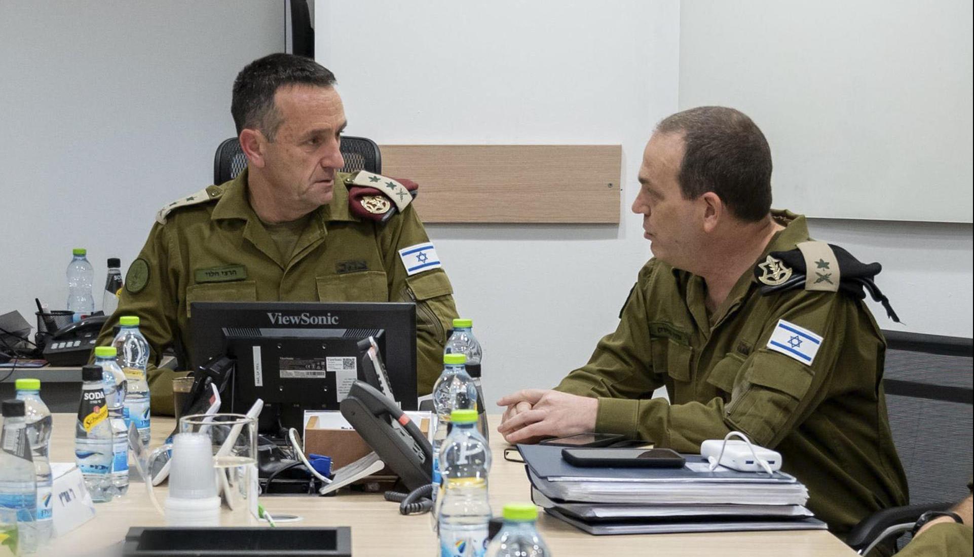 El Jefe del Estado Mayor de las Fuerzas de Defensa de Israel Herzi Haleví (izquierda).