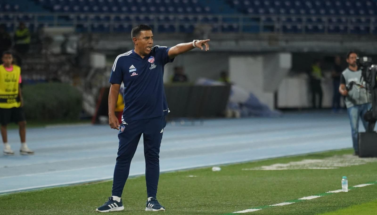 César Farías, técnico del Junior, durante el partido contra el Pereira.