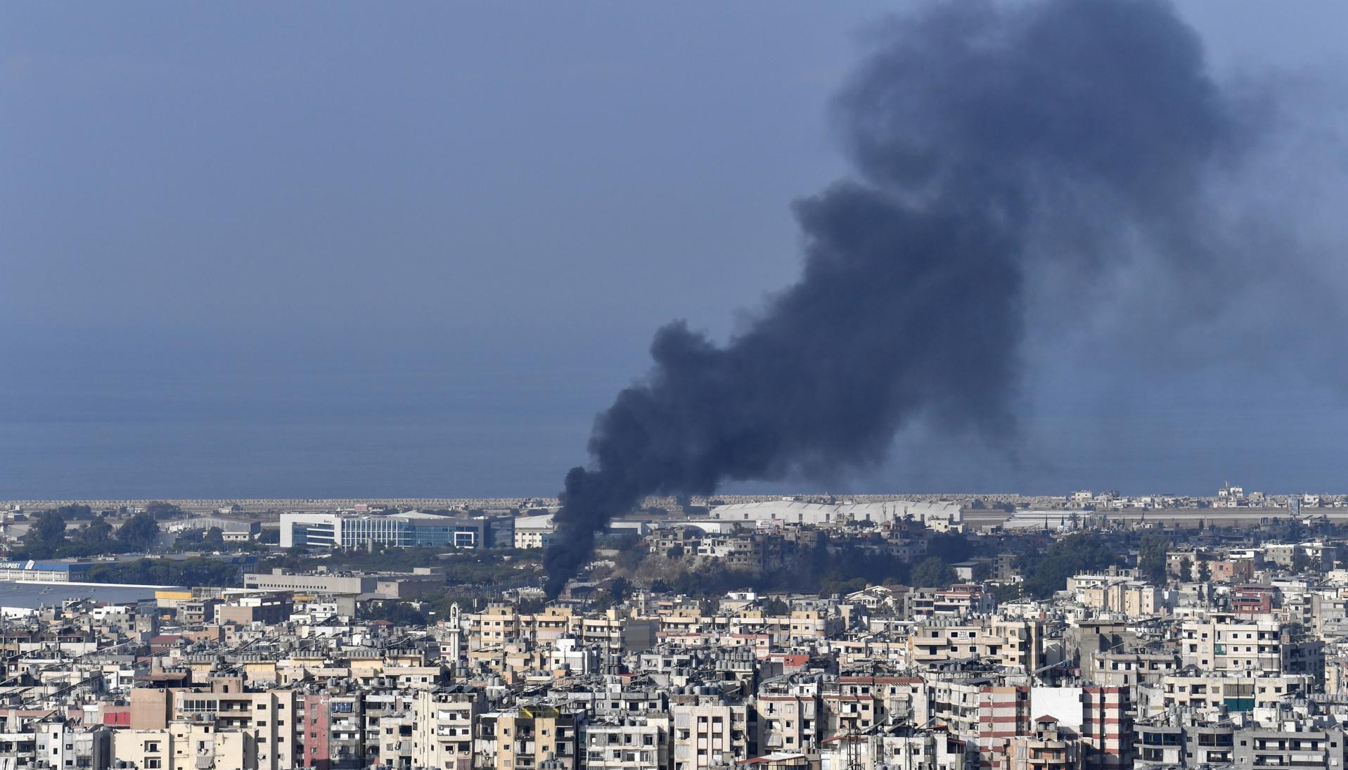 Columna de humo tras ataque israelí en el sur del Líbano.