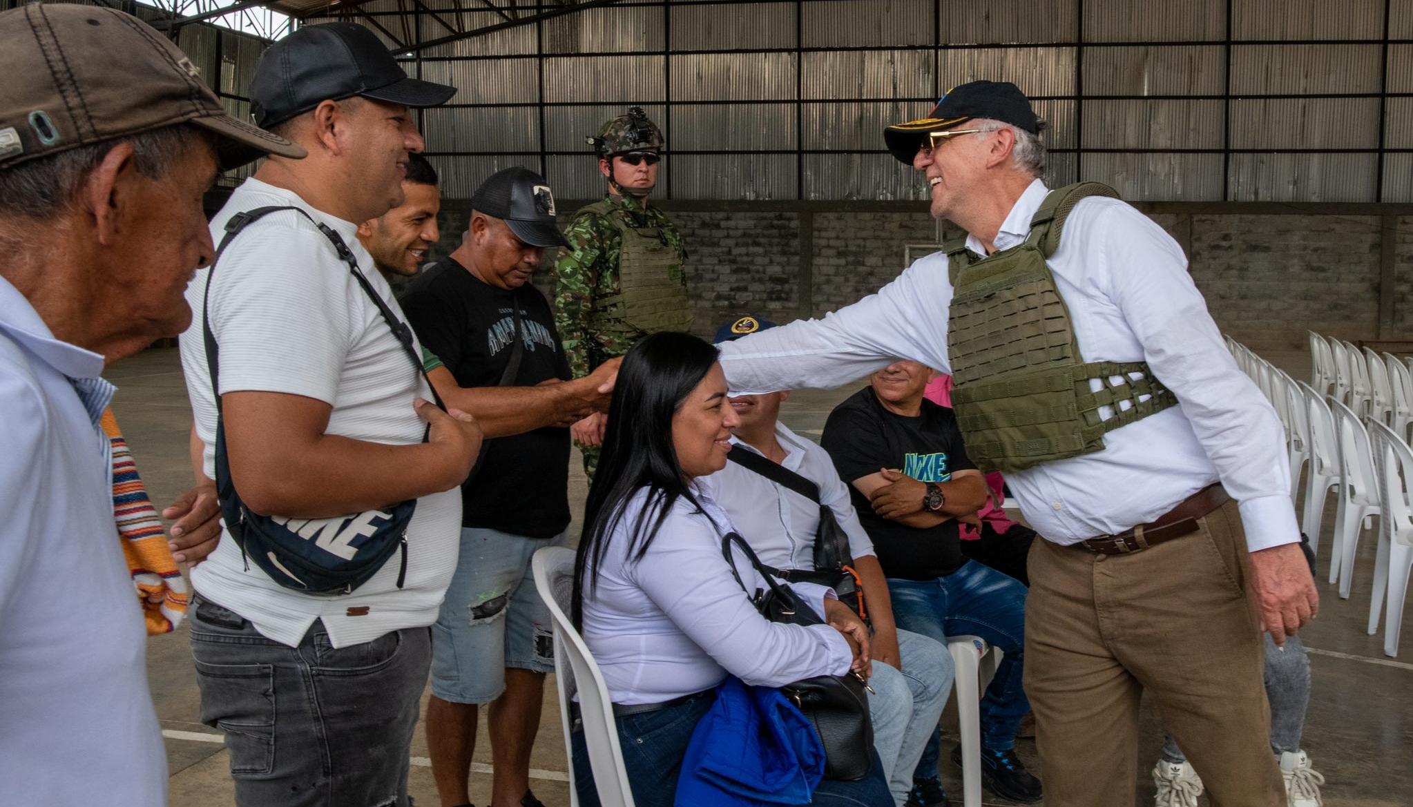 Iván Velásquez con la comunidad El Plateado.