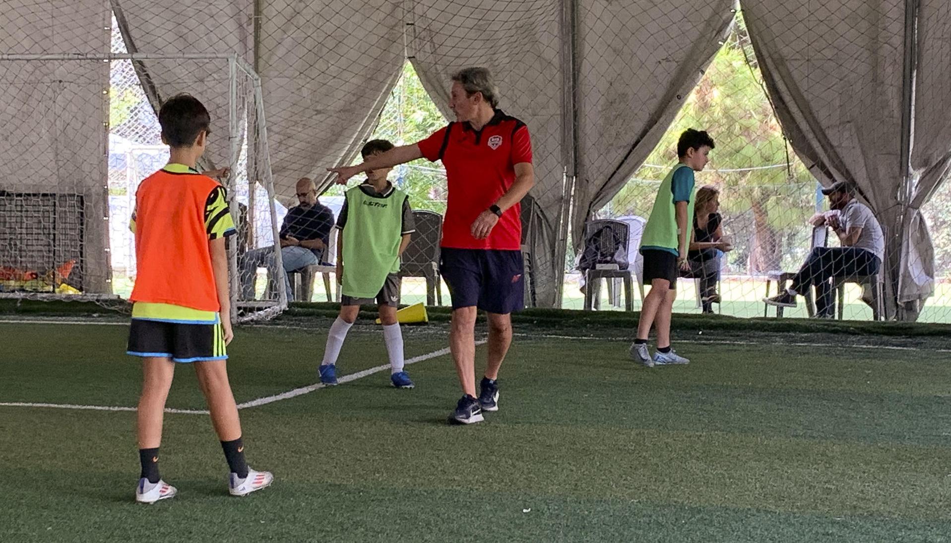 Paco Araujo dando indicaciones a los jóvenes futbolistas.