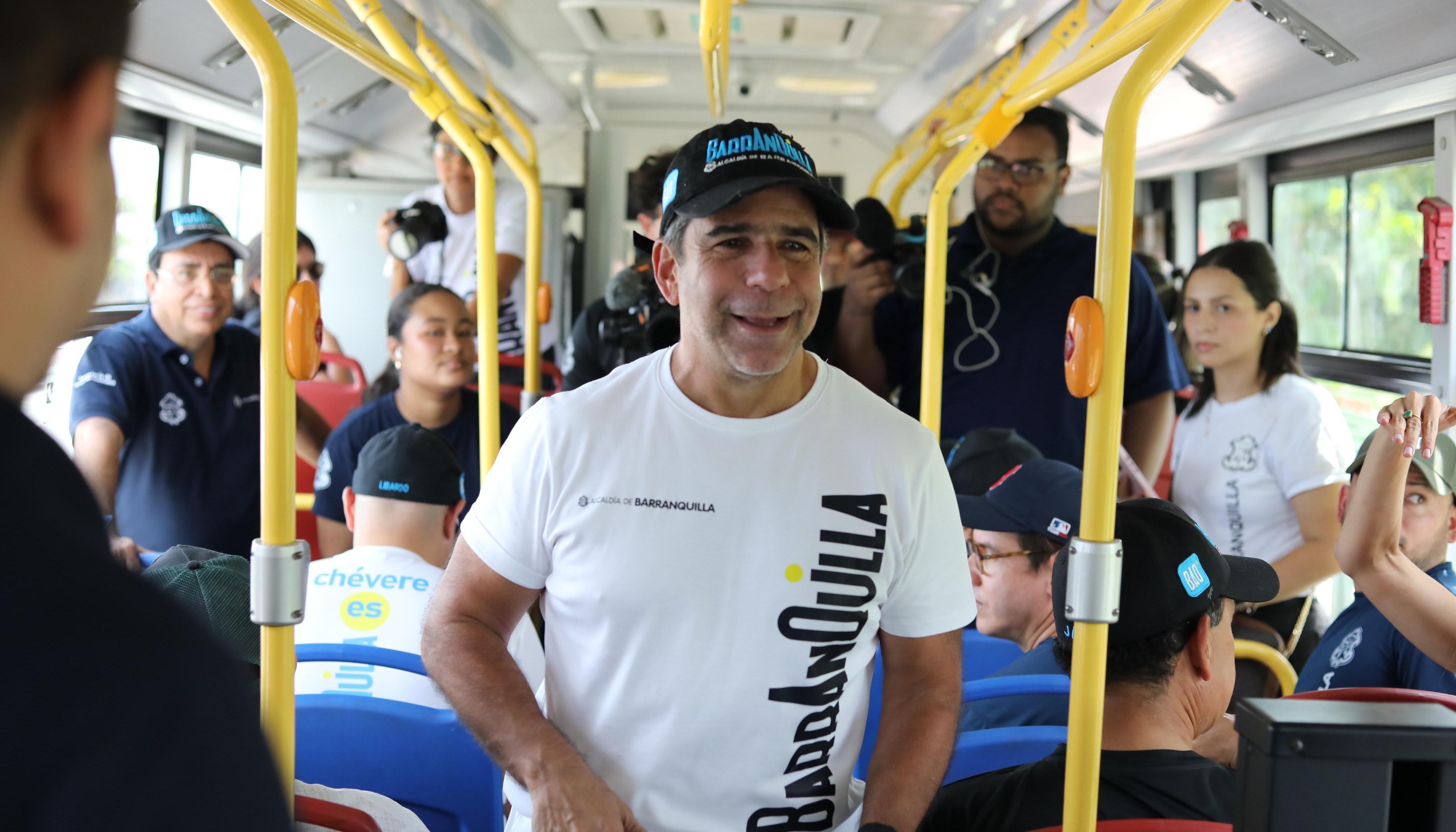 Alcalde Alejandro Char en el bus eléctrico que hará la ruta.