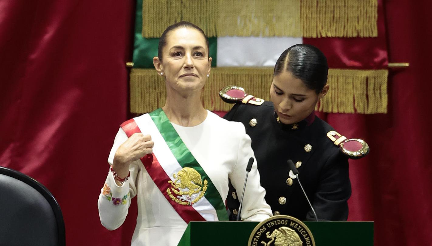 La Presidenta de México, Claudia Sheinbaum, recibe la banda presidencial.