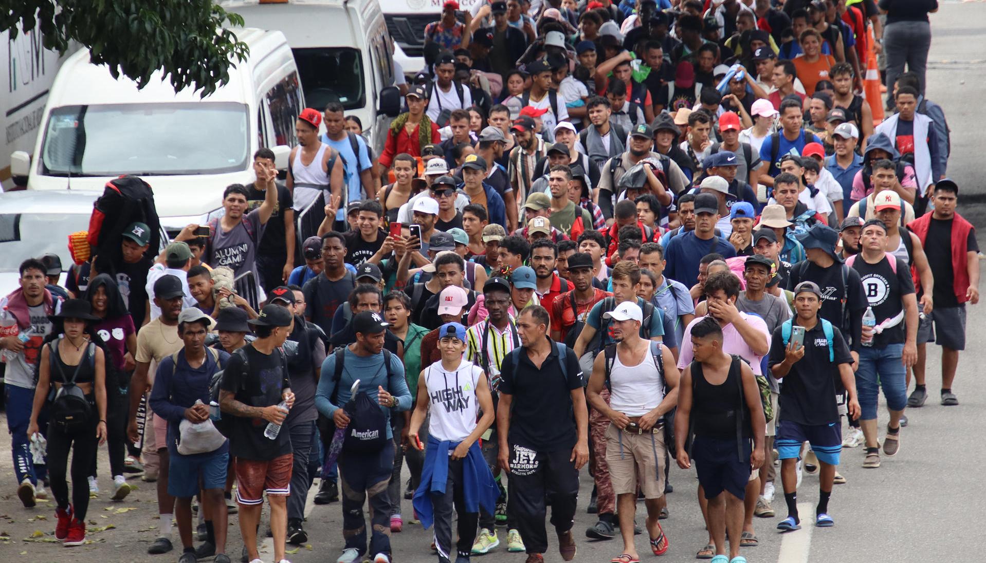 Migrantes caminan en caravana este domingo en el municipio de Tapachula en el estado de Chiapas.