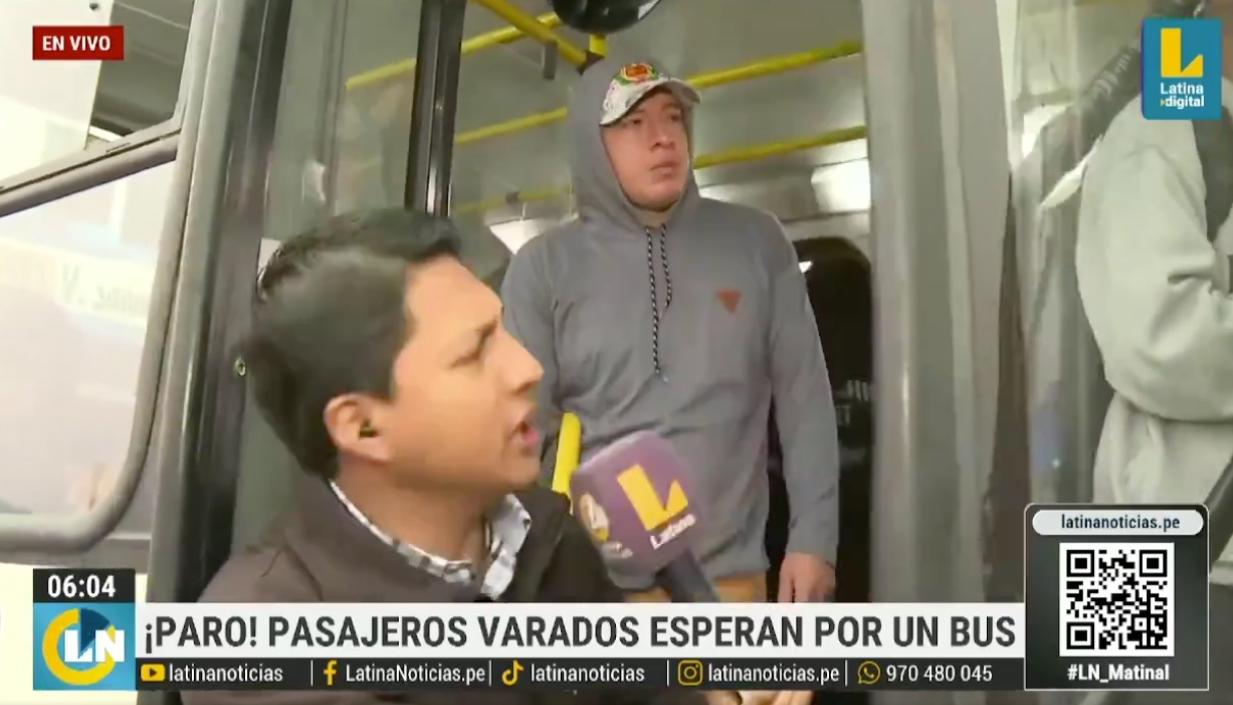 El periodista que realizaba su informe quedó atrapado en el bus, que arrancó con él. 