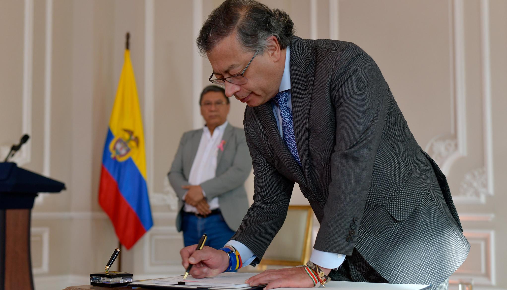 Petro firmando el decreto.