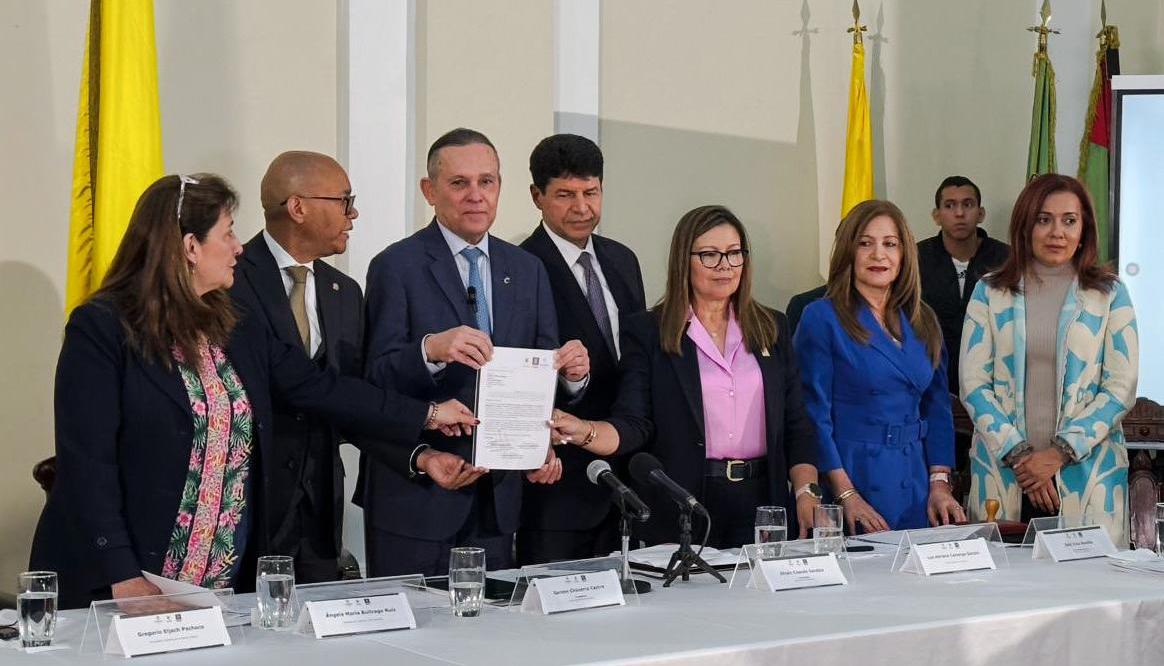 La ministra Ángela Buitrago, el presidente de la Corte Suprema, Gerson Chaverra; el Presidente del Senado, Efraín Cepeda, y la fiscal Luz Adriana Camargo radicando la reforma.