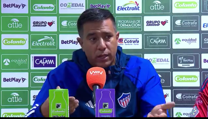 César Farías, técnico del Junior, en rueda de prensa.