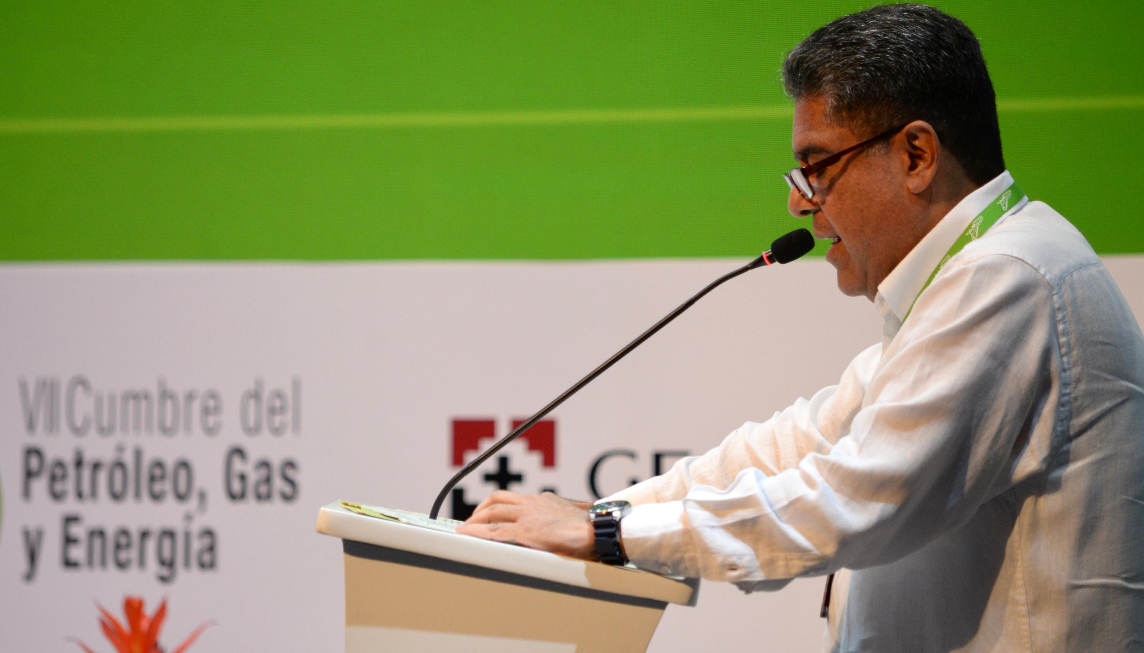 Carlos Hernán Rodríguez Becerra en Cumbre de Petróleo, Gas y Energía, en Cartagena.