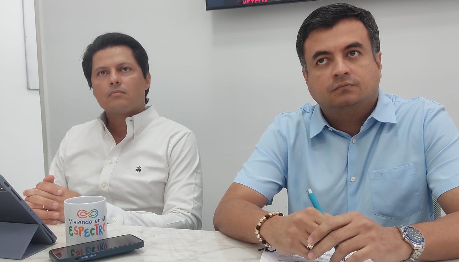 Miguel Alzate, personero de Barranquilla, y Edwar Orozco, personero de Santa Marta, este jueves en rueda de prensa en la Personería de la capital del Atlántico.