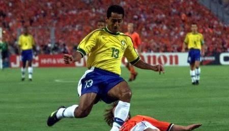 Zé Carlos en la semifinal del Mundial 1998 ante Holanda.