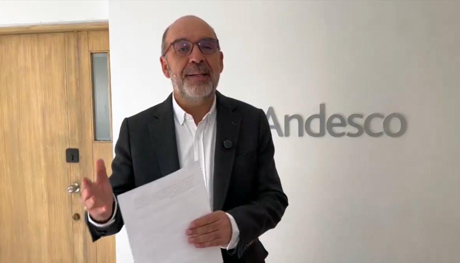 Carlos Sánchez, presidente de Andesco haciendo el anuncio.