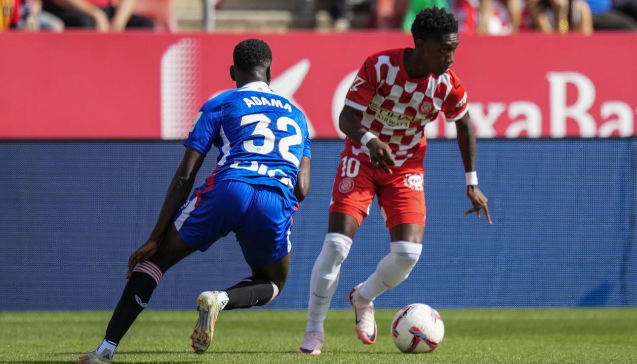 Yáser Asprilla domina la pelota ante la marca de Adama Boiro, del Athletic.