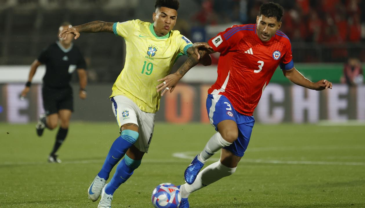 Igor, autor del primer gol de Brasil, avanza con la marca de Guillermo Maripán.