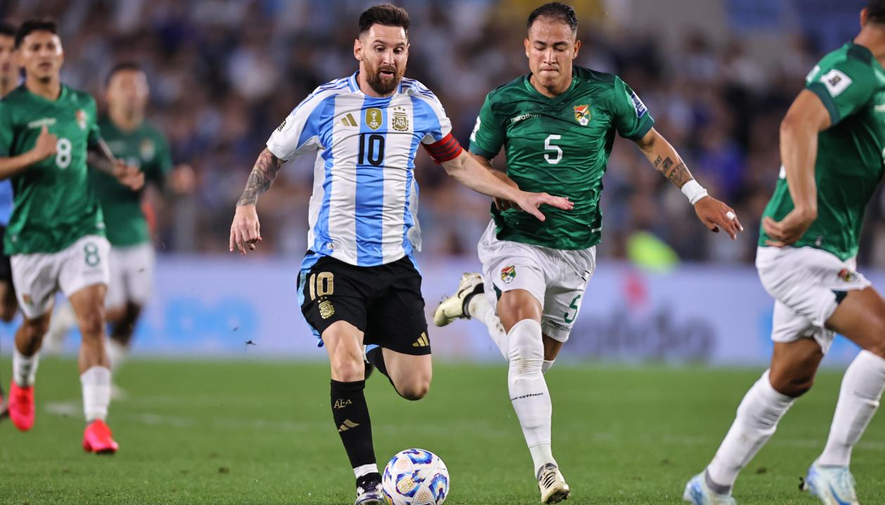 Lionel Messi avanza con pelota dominada en el partido contra Bolivia. 