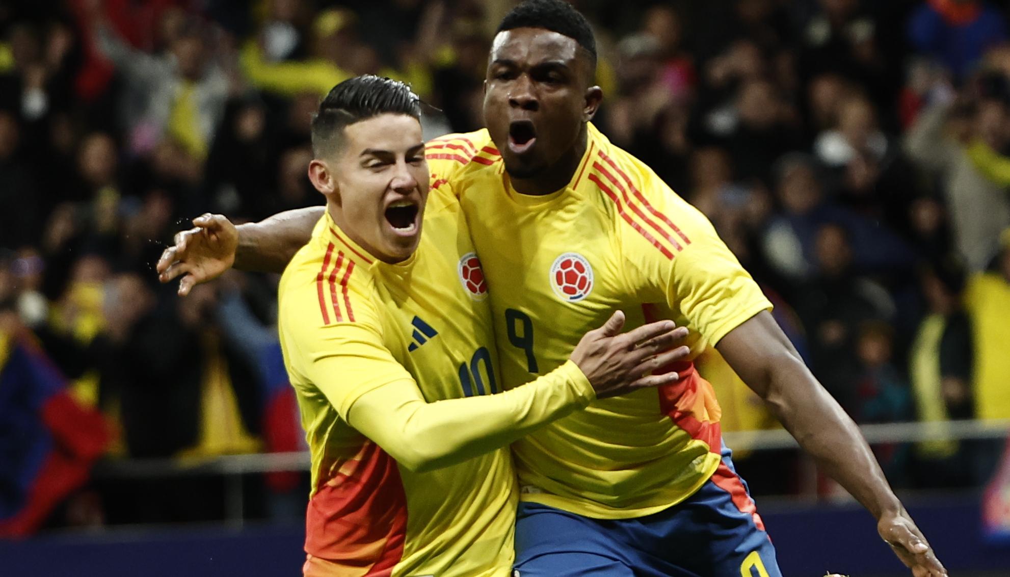 Jhon Córdoba festejando un gol con James Rodríguez. 