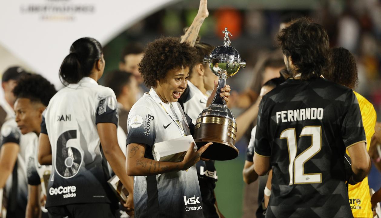 Las jugadoras del Corinthians tras recibir el trofeo de la Copa Libertadores Femenina.  