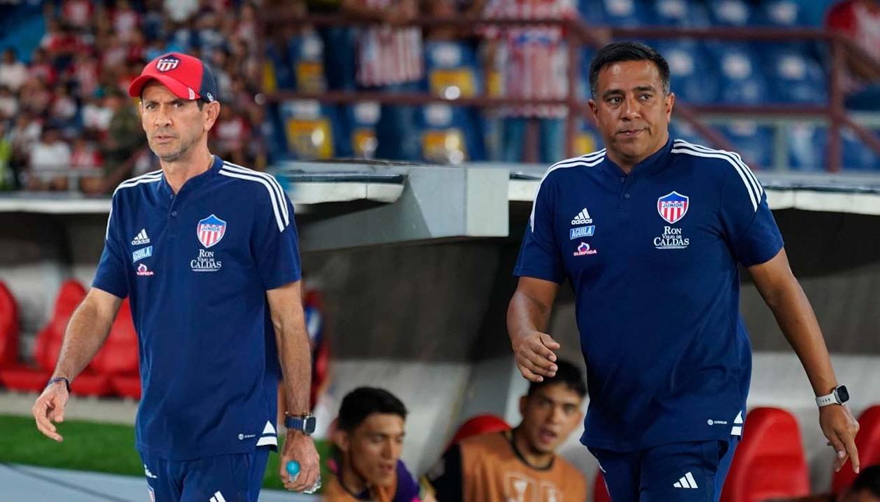 El extécnico del Junior, Arturo Reyes, y su sucesor, César Farías.