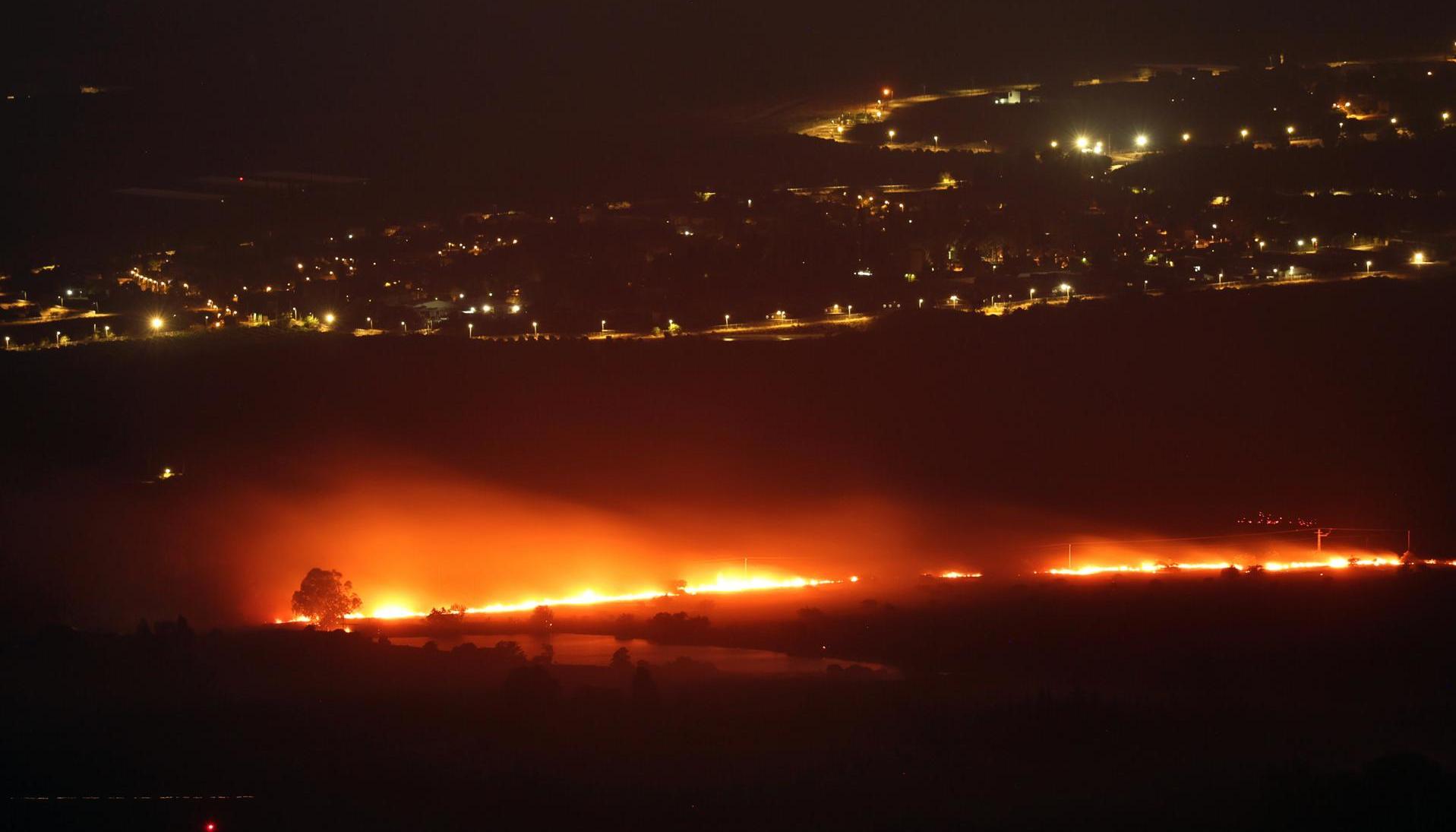 un incendio cerca de la ciudad de Kiryat Shmona como resultado de un proyectil disparado desde el sur del Líbano hacia el norte de Israel. 