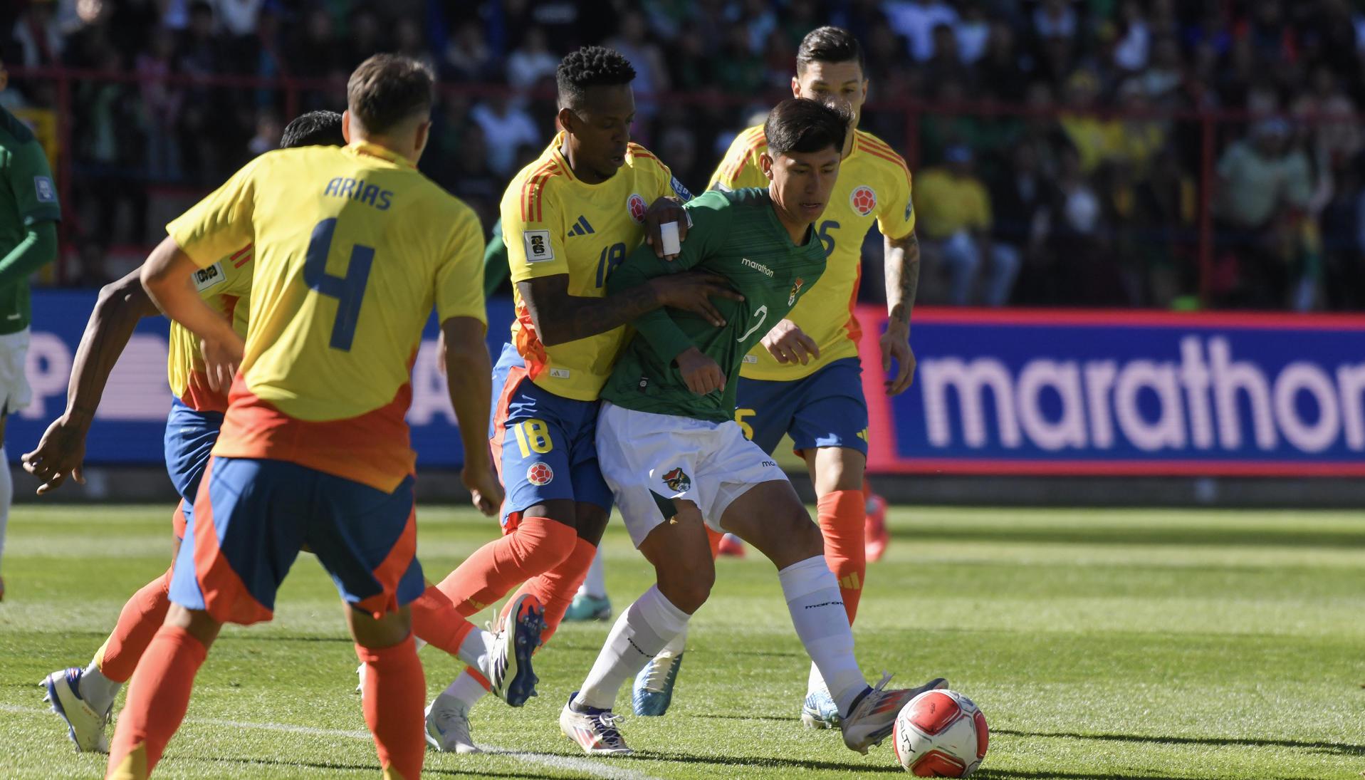 Miguel Terceros disputa el balón con Cristian Borja.