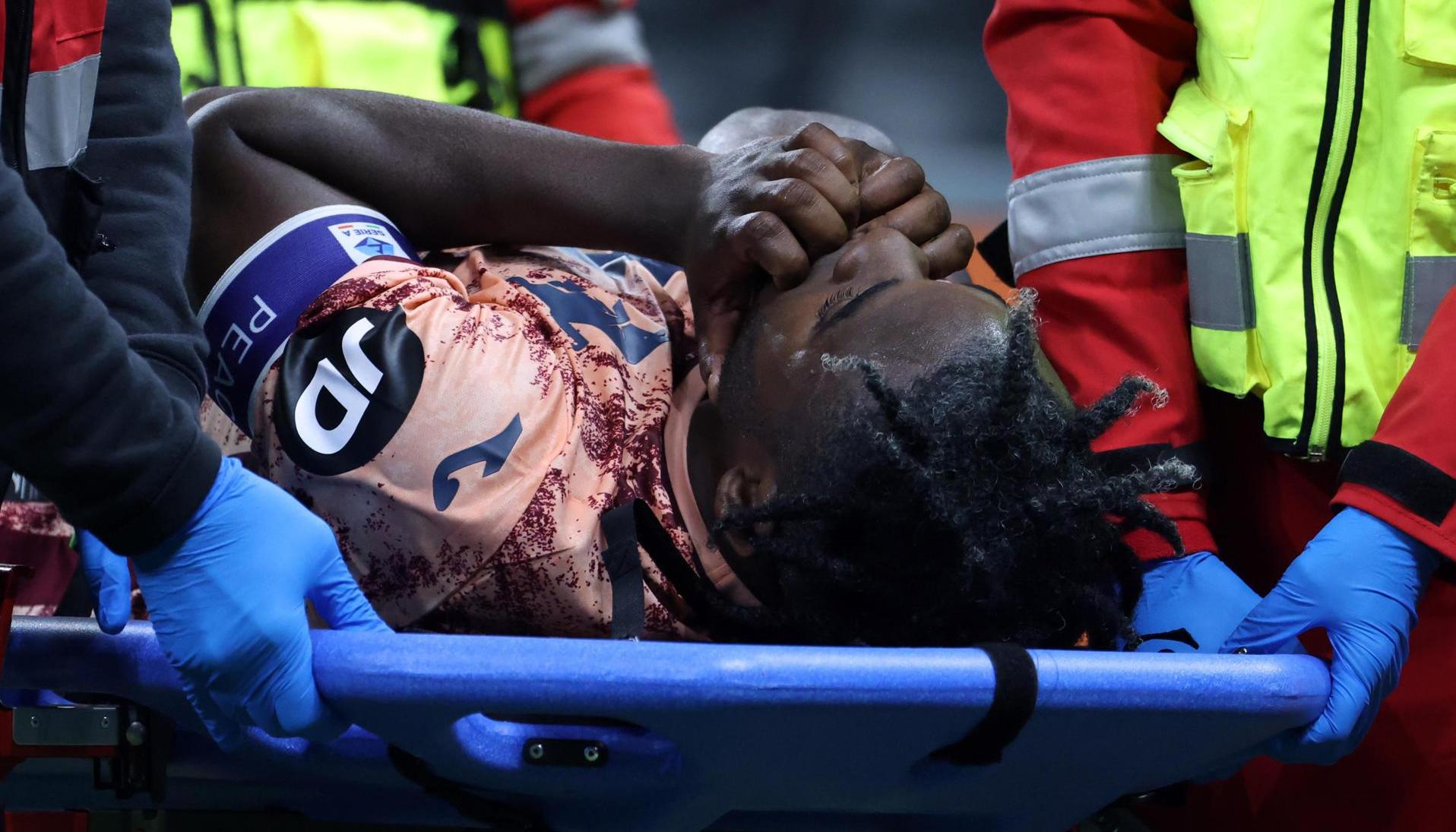 Duván Zapata abandonó la cancha con lágrimas y en camilla.