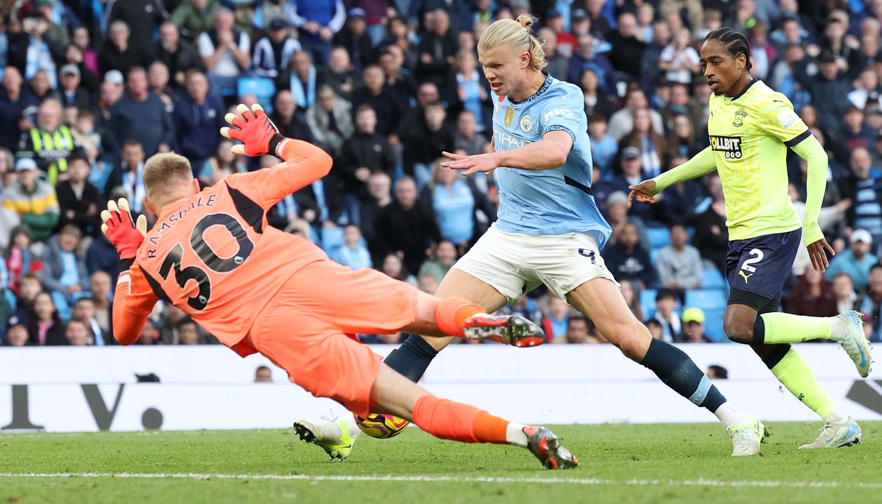 Erling Haaland en un mano a mano con el portero Aaron Ramsdale.