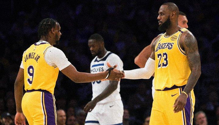 Bronny James y su padre LeBron durante el juego contra Timberwolves 