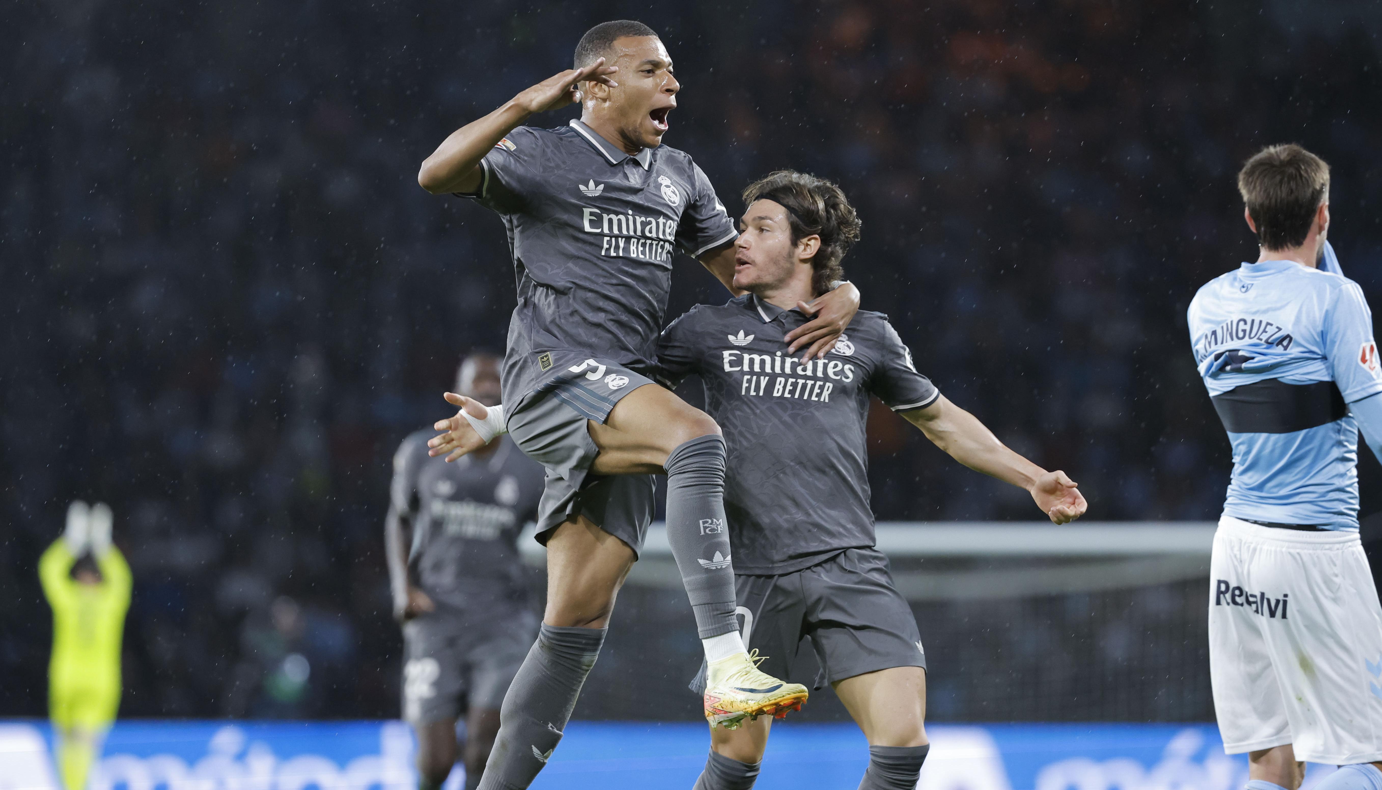 Kylian Mbappé celebra con Fran García su gol ante el Celta de Vigo.