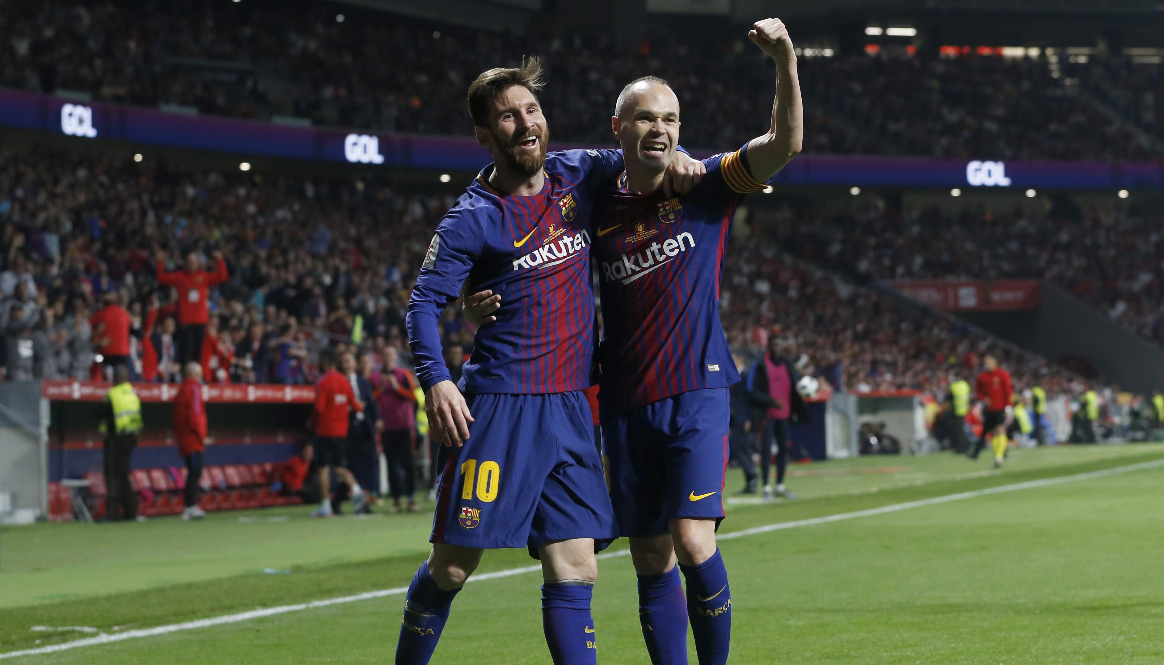 Lionel Messi y Andrés Iniesta celebrando un gol con el Barcelona.