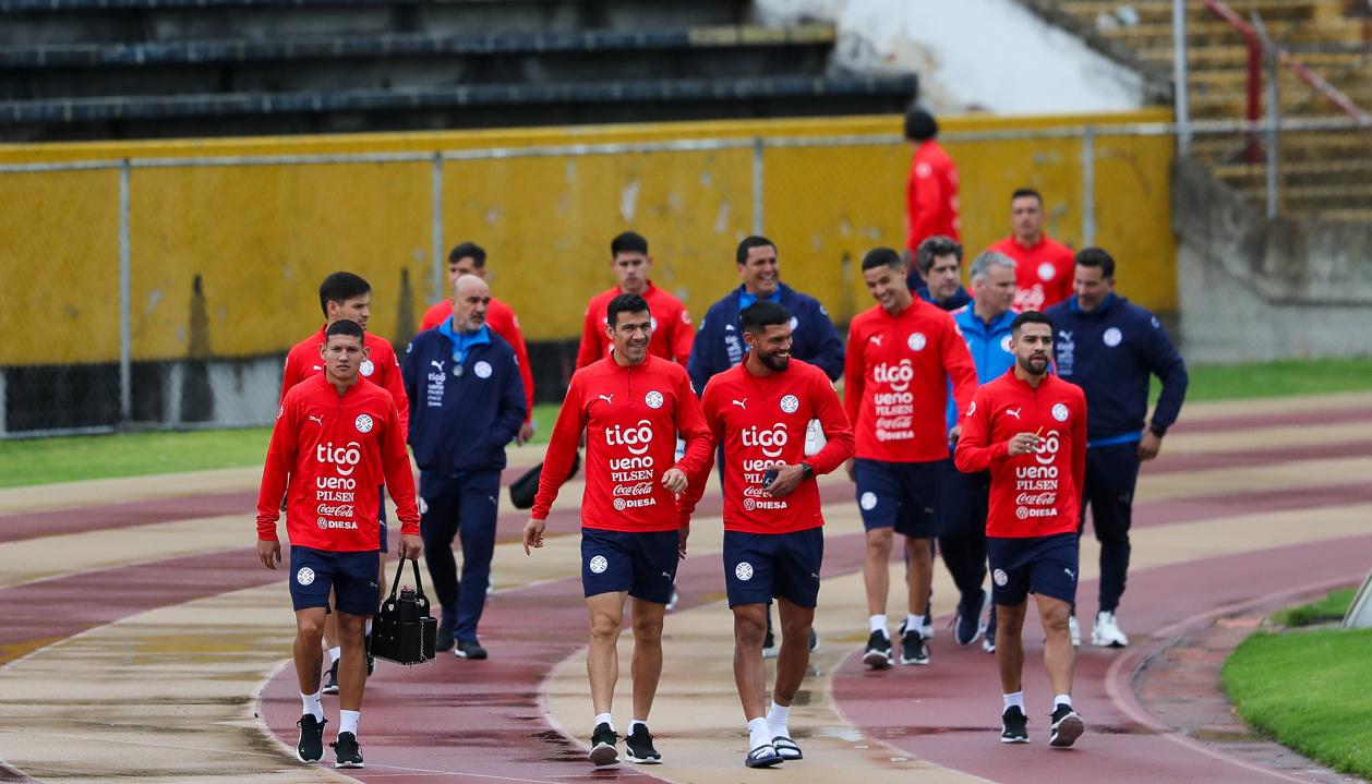 Integrantes de la selección paraguaya previo a un entrenamiento en Quito.