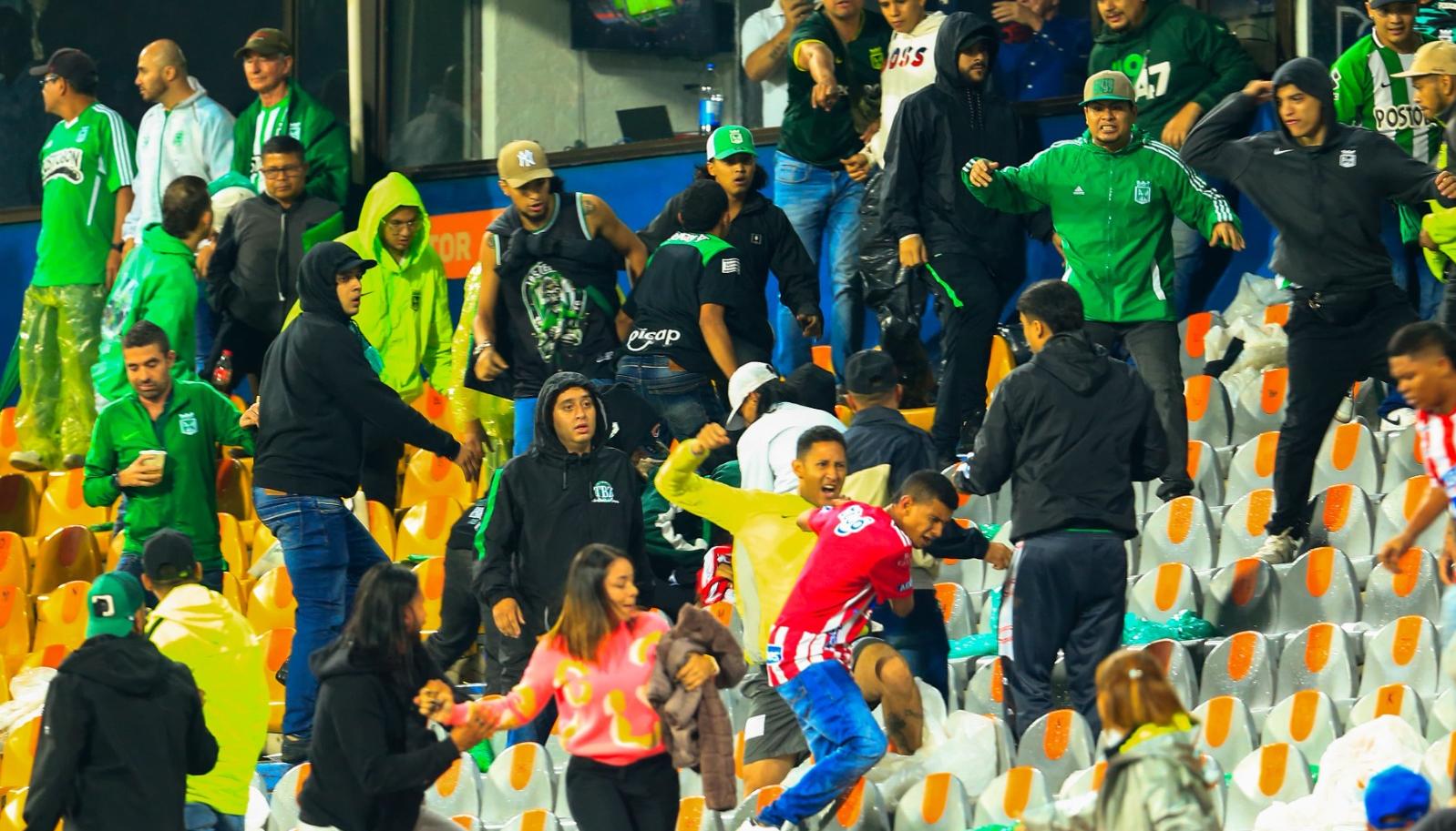 El enfrentamiento entre hinchas de Nacional y Junior, el pasado jueves en Medellín. 