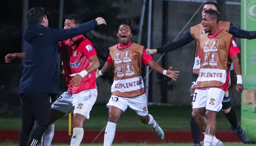 Miller Bacca, autor del primer gol del Barranquilla FC, celebra con su entrenador Nelson Flórez.