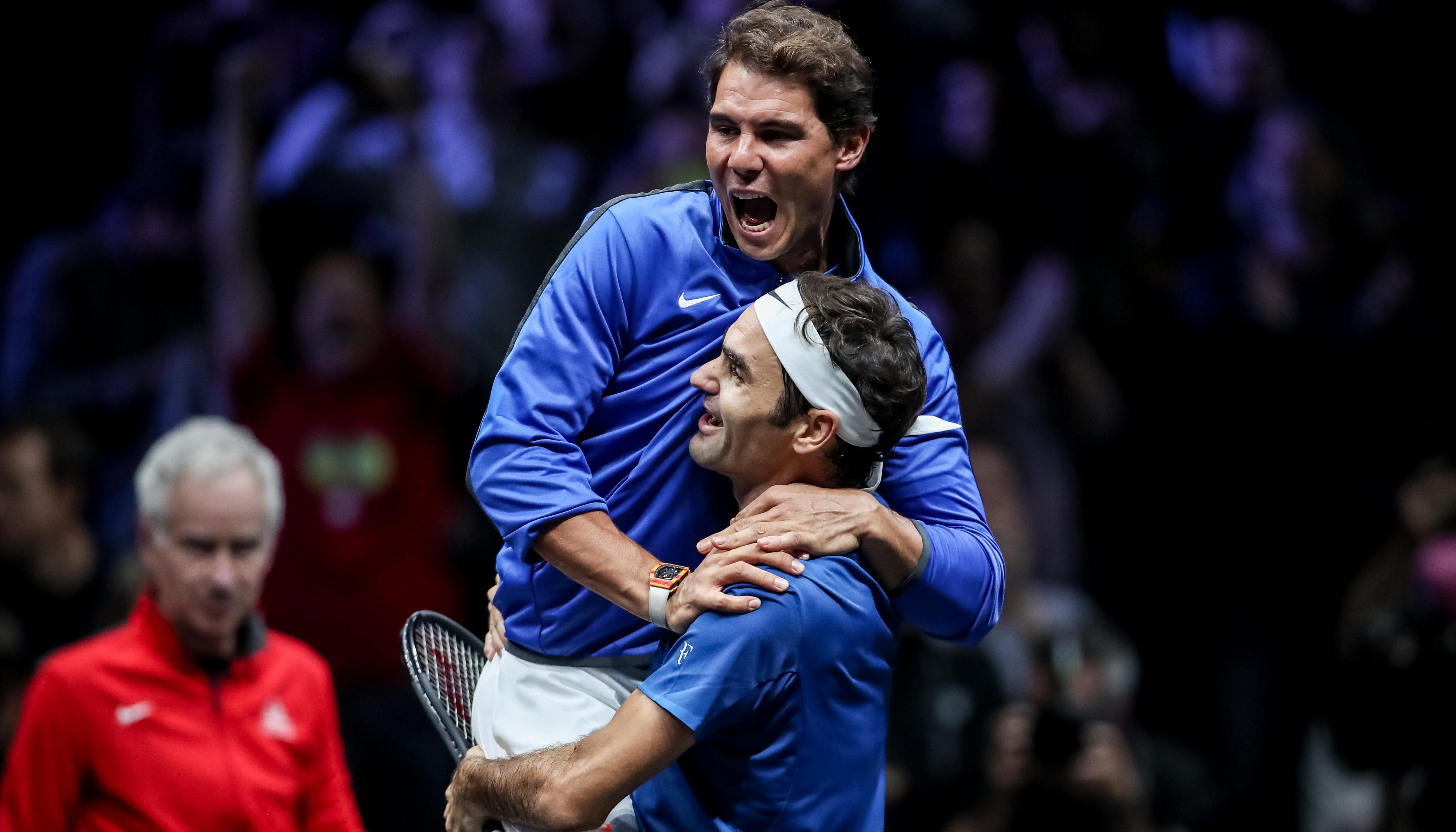 Roger Federer y Rafael Nadal tras ganar la Copa Laver, en 2017.