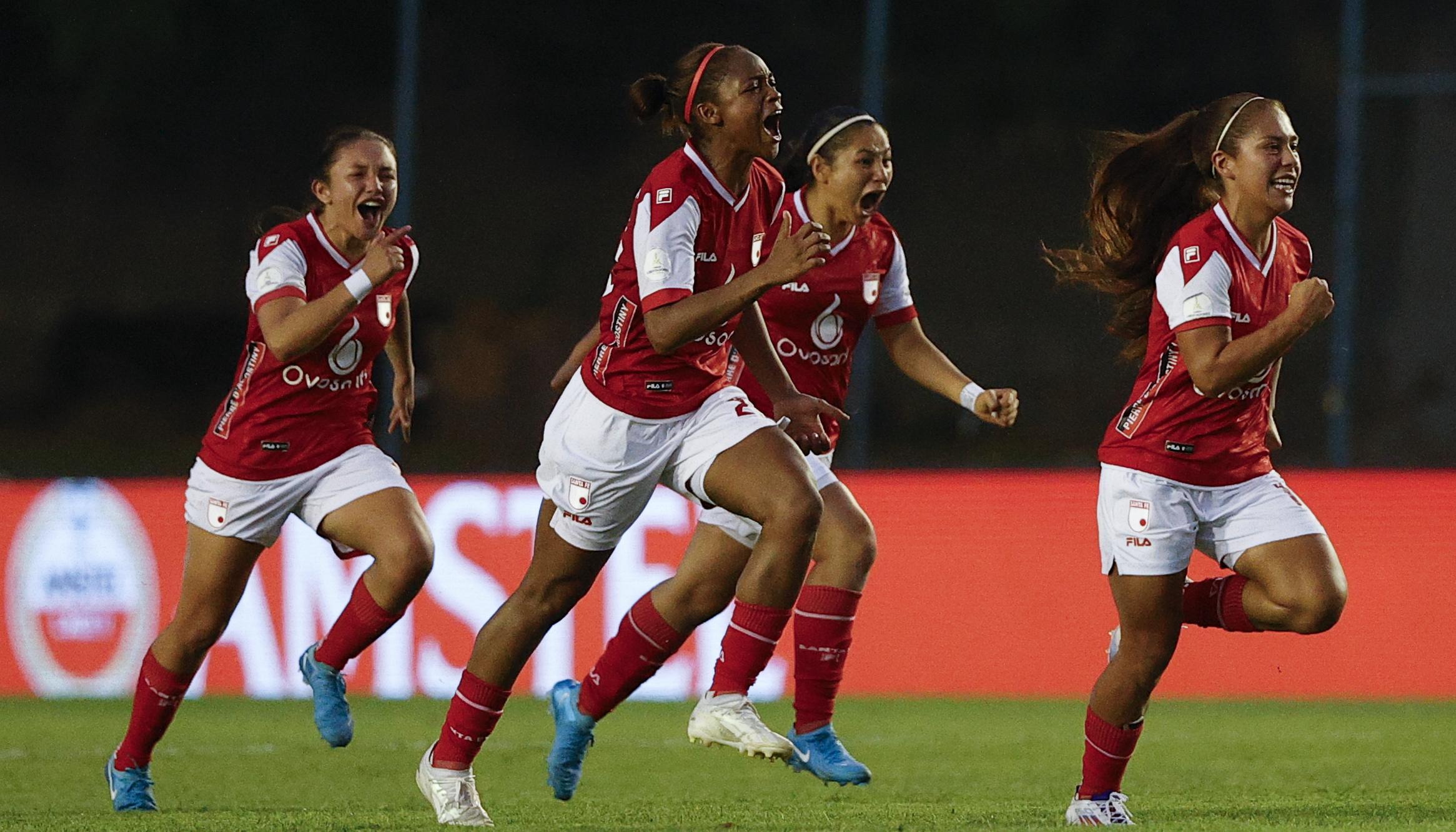 La celebración de las jugadoras de Santa Fe tras pasar a la final al vencer en la tanda de penales a Independiente del Valle.