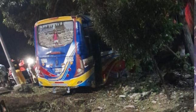 El bus quedó en una zona enmontada a un lado de la vía. 