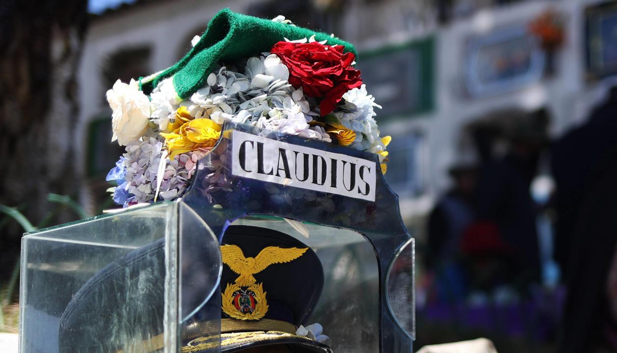 Cráneo humano o "ñatita" en el cementerio general durante la celebración.