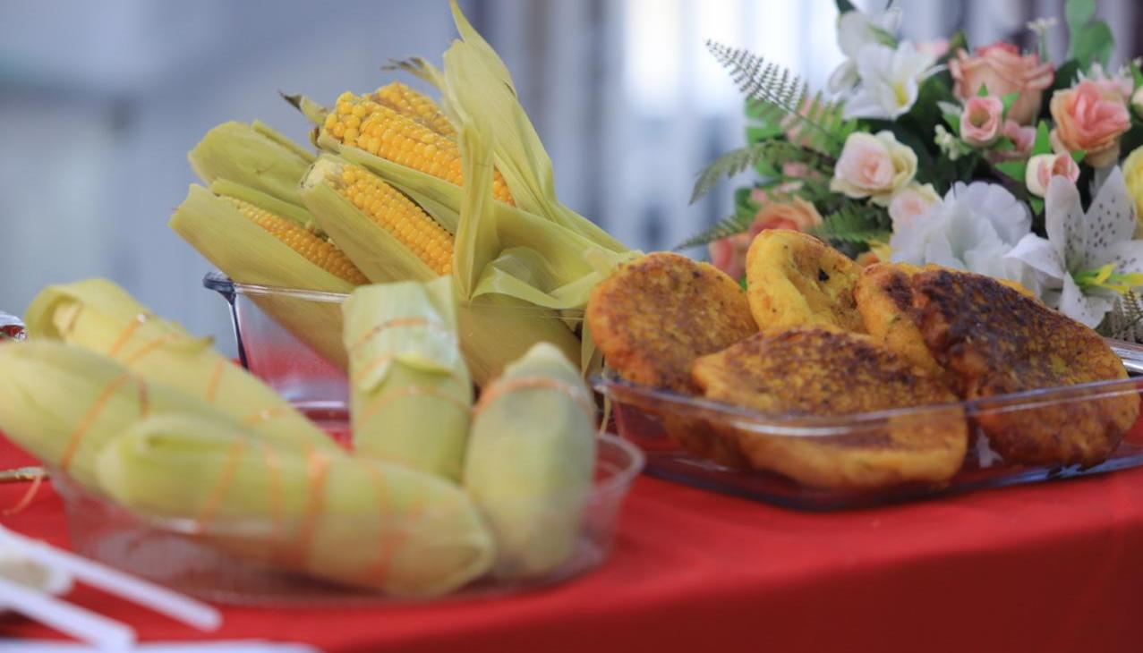 Bollo tradicional de maíz verde y arepa de maíz verde, dentro de la oferta gastronómica. 