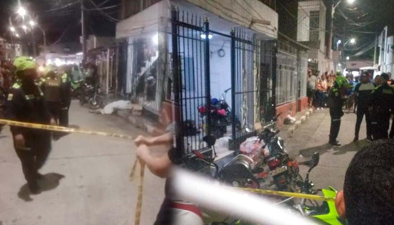 El hombre asesinado en Villa Blanca quedó tendido en vía pública. 