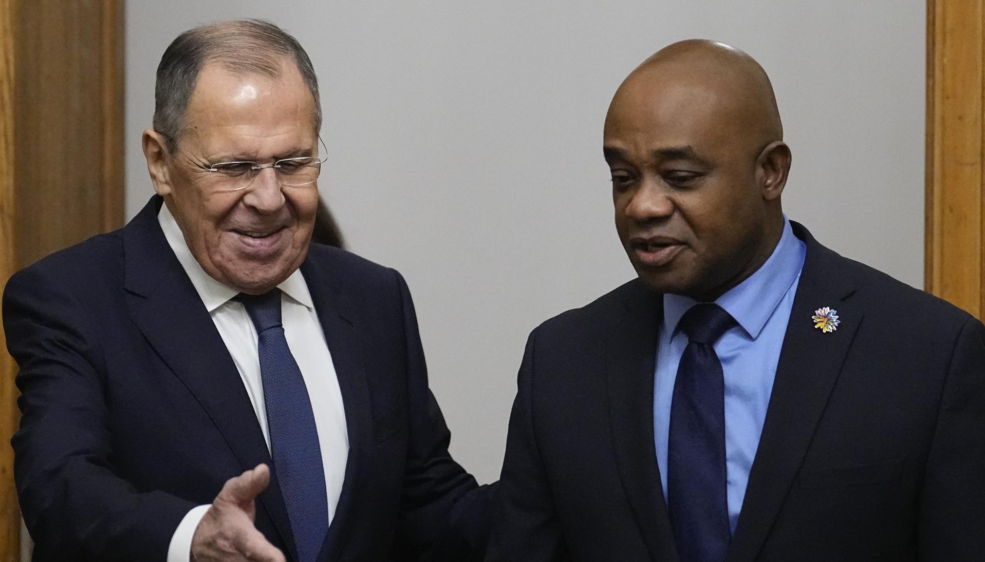 El Ministro de Asuntos Exteriores de Rusia, Sergey Lavrov, y el canciller Luis Gilberto Murillo.