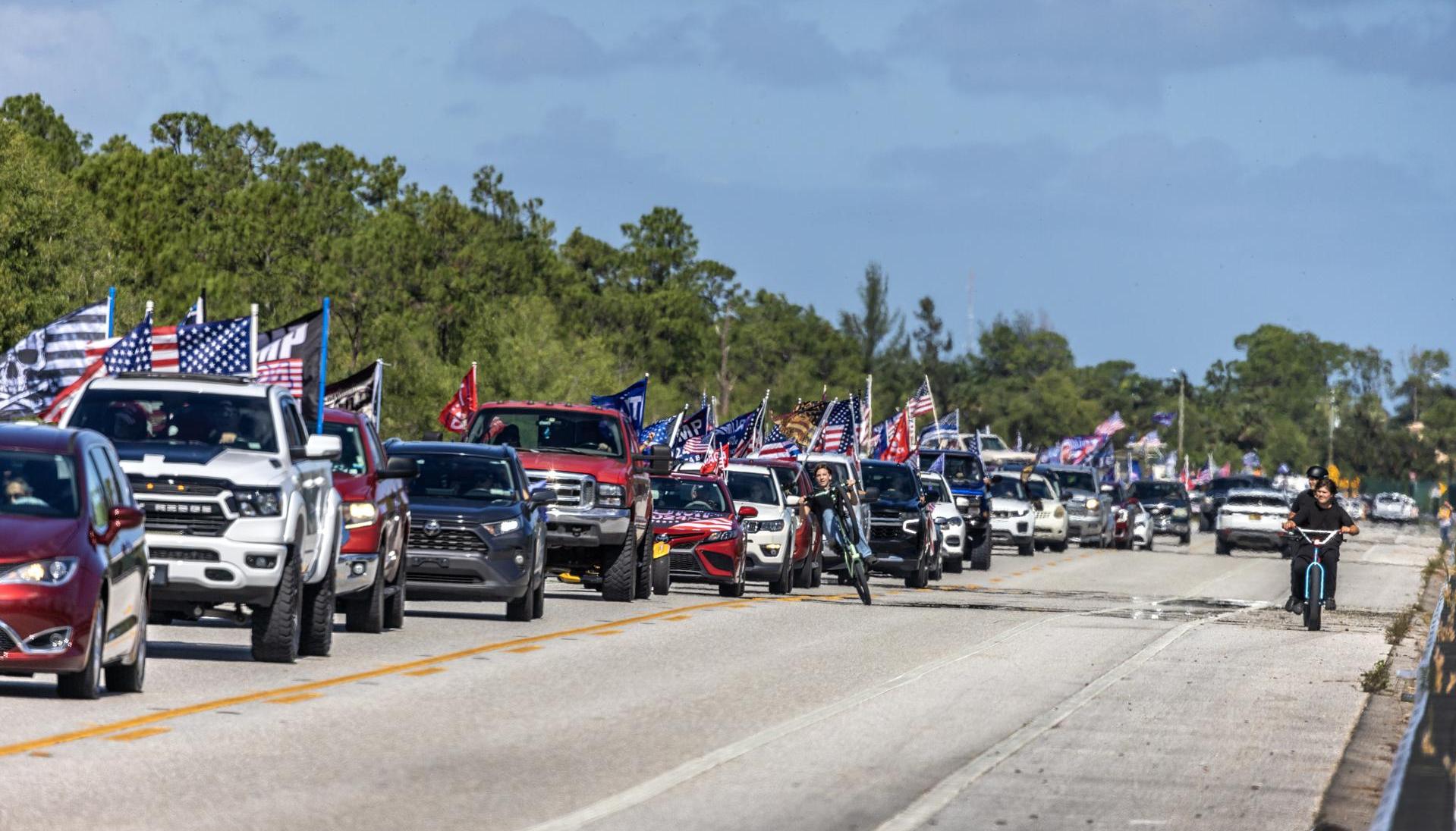 Seguidores del expresidente Donald Trump asisten al 'Desfile de Trump' en West Palm Beach, Florida. 