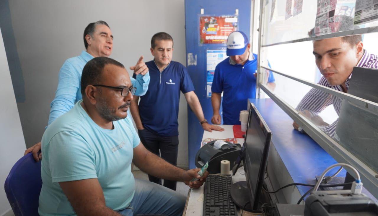 El presidente de SuperGIROS, Édgar Páez, en un local reabierto en Barranquilla. 