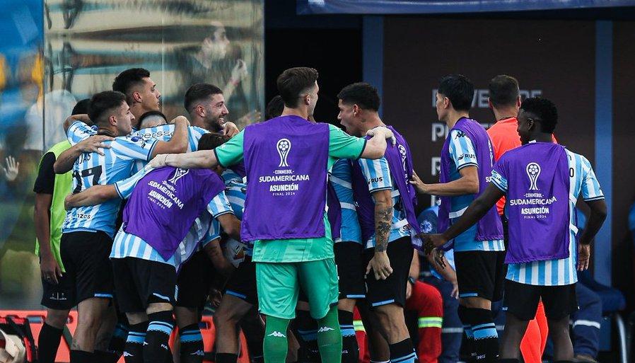 Jugadores de Racing celebrando uno de los goles.