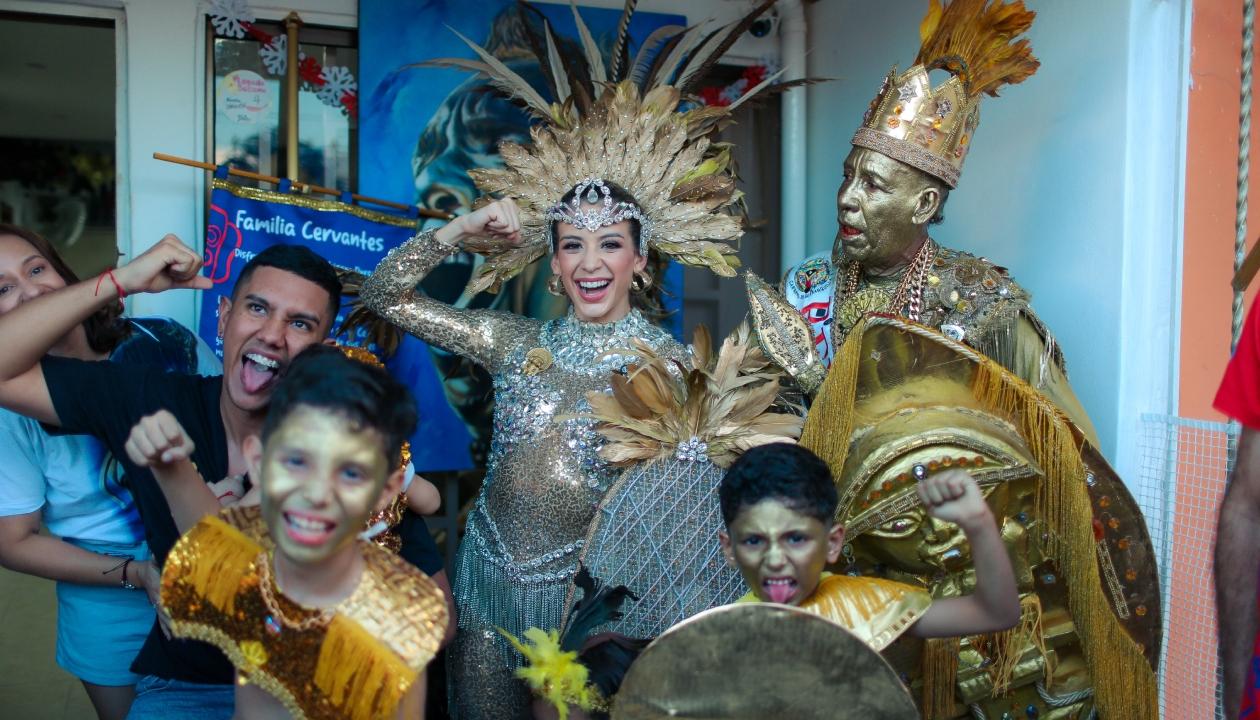 La Reina Tatiana con Carlos Cervantes, ‘El Mohicano Dorado’, y su familia.