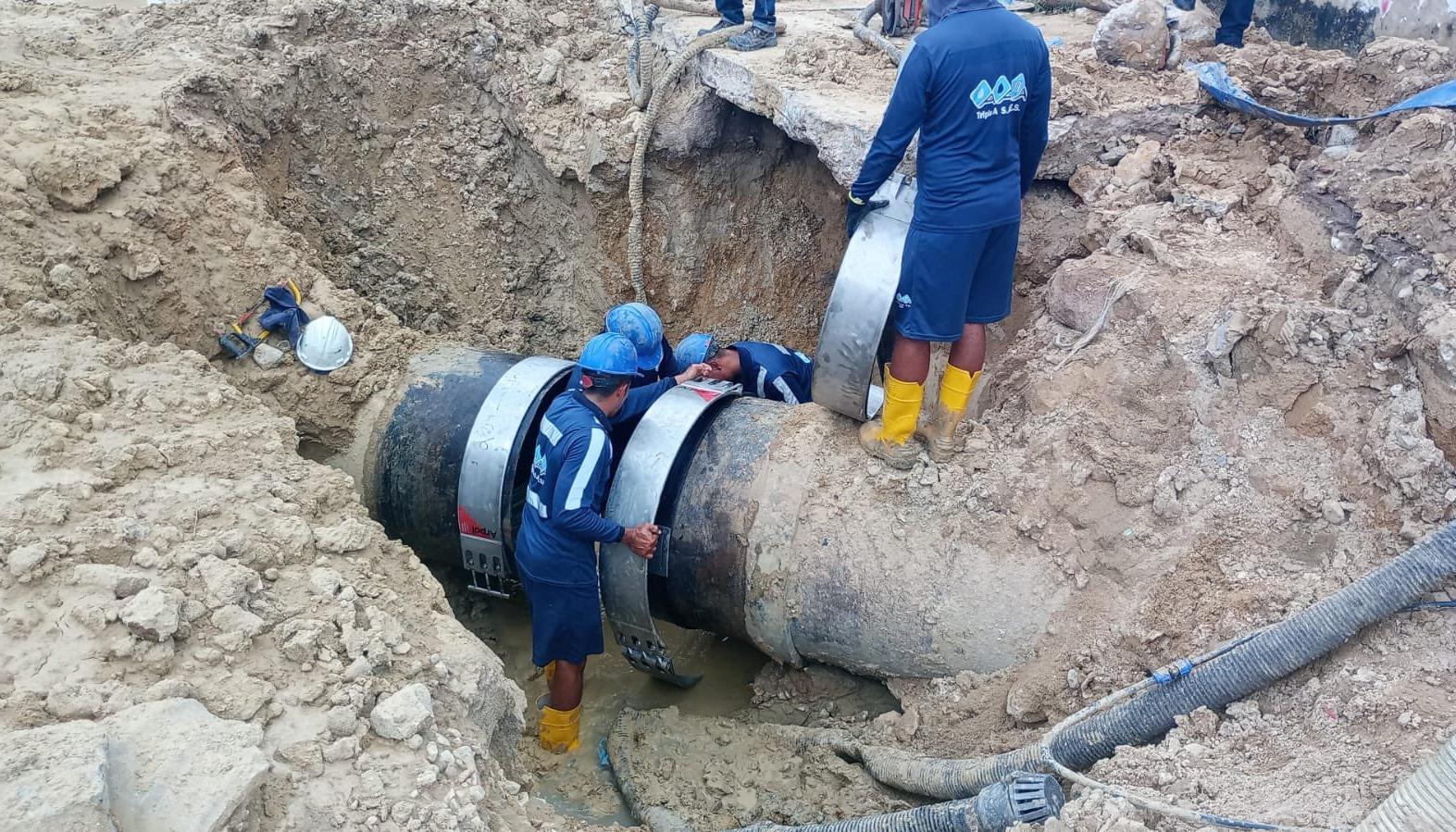 Labores de reparación de la ruptura de tubo en el barrio Las Nieves. 