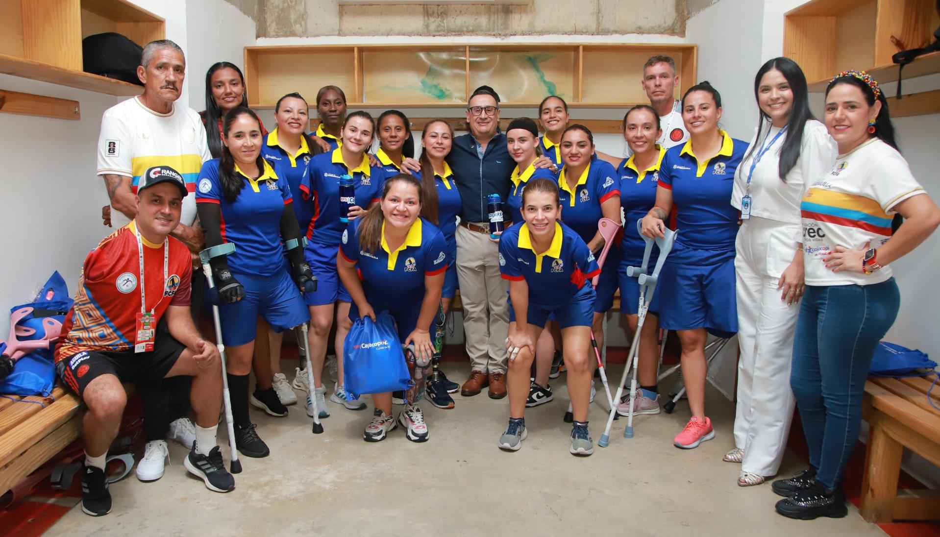 El gerente de Cajacopi con las integrantes de la selección Colombia femenina de fútbol amputadas. 