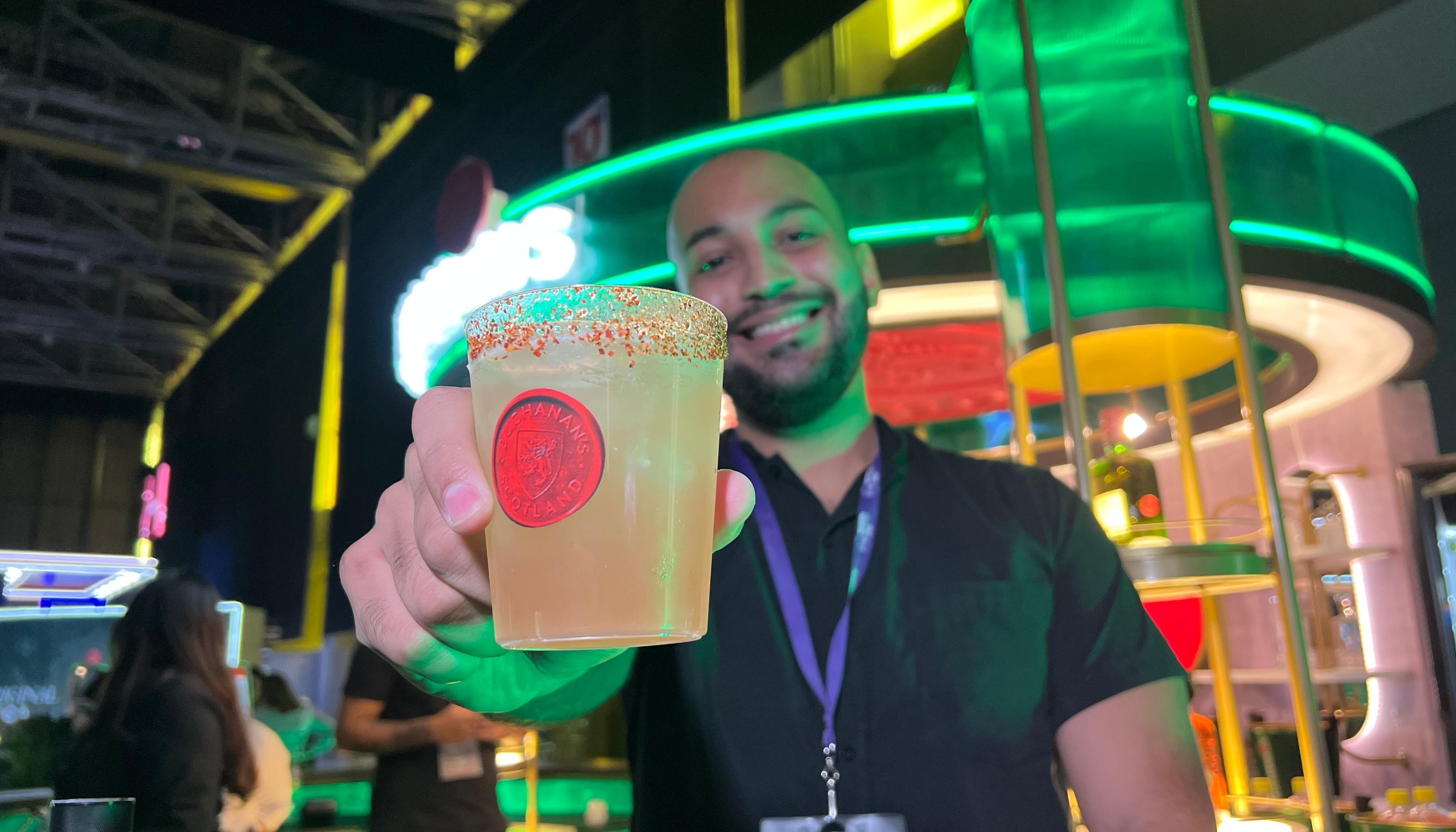 Enmanuel Gómez, bartender de Buchanan's con el coctel Paloma.